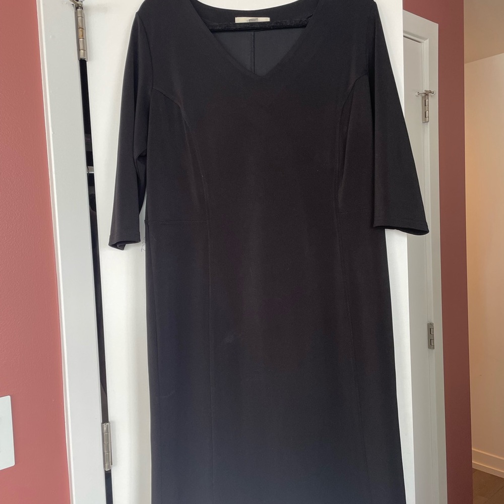 Sejour Black Sheath Dress with V-Neck and 3/4 Sleeves